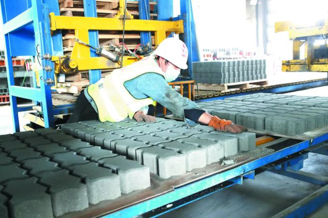 哈密高新技術(shù)產(chǎn)業(yè)開發(fā)區(qū) 以環(huán)?？萍简?qū)動(dòng)產(chǎn)業(yè)迭代升級(jí)與綠色發(fā)展